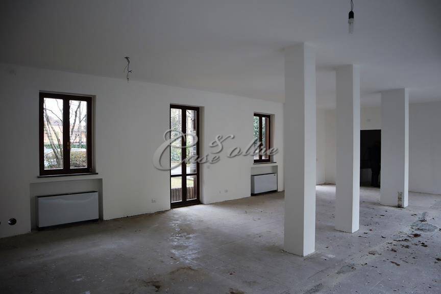 Negozio in vendita a Figino Serenza