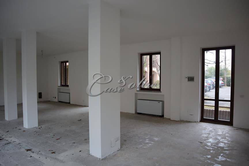 Negozio in vendita a Figino Serenza