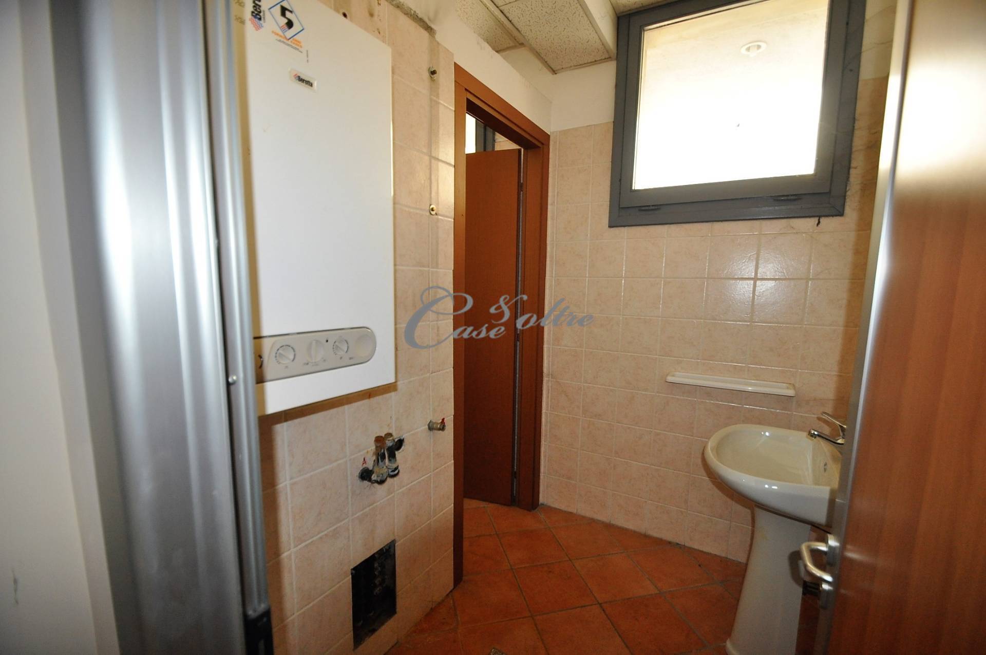 Negozio in affitto a Figino Serenza