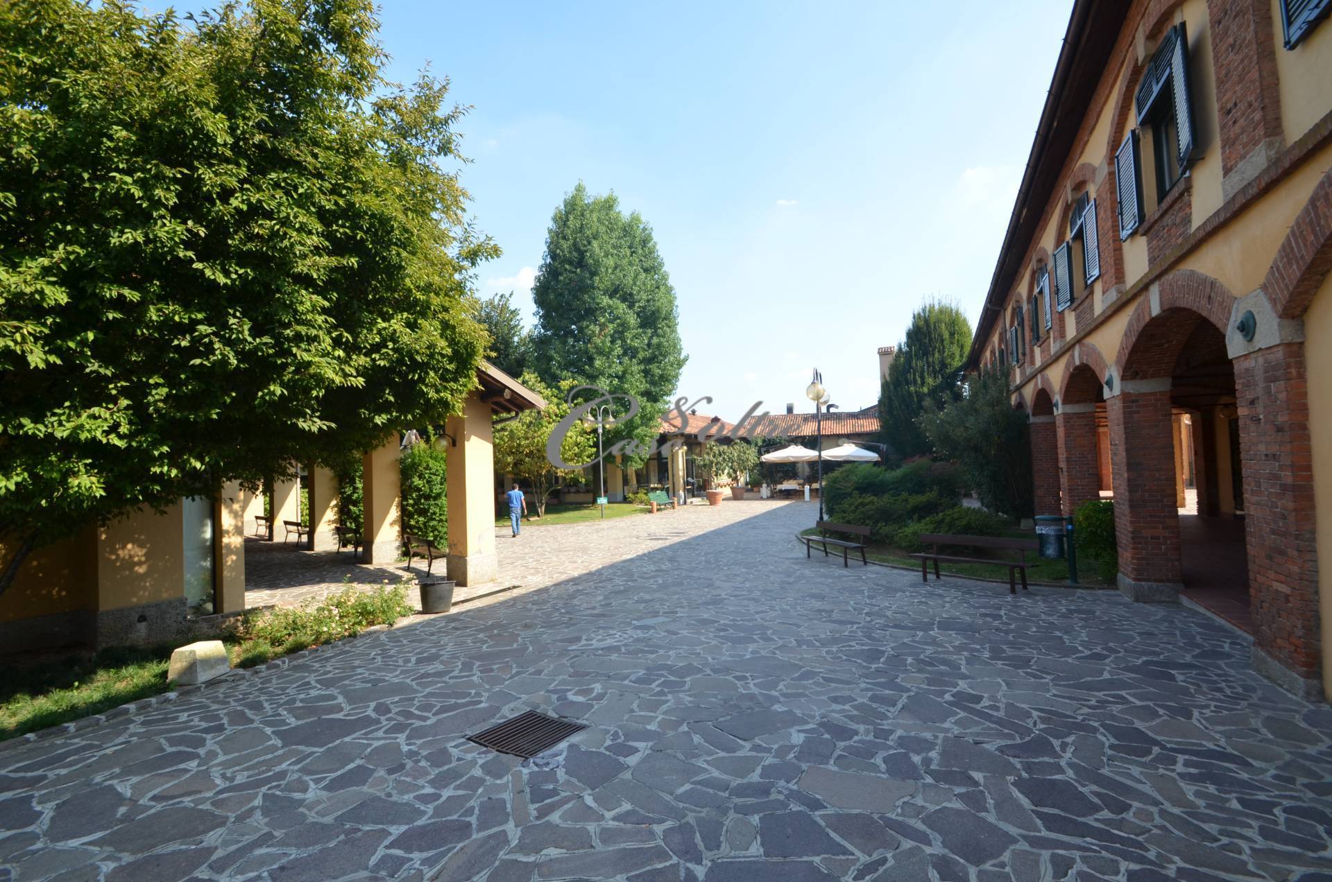 Locale commerciale in affitto a Carimate