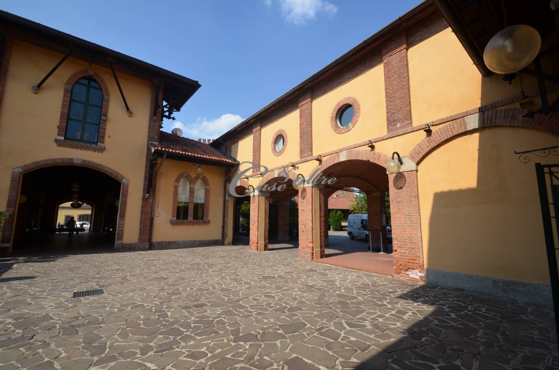 Locale commerciale in affitto a Carimate