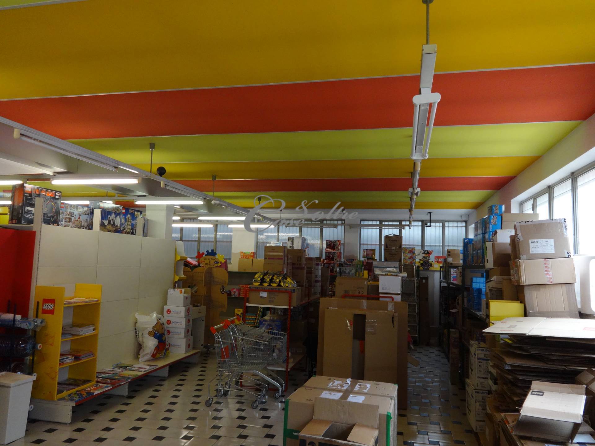 Locale commerciale in vendita a Varese