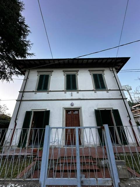 Villa con giardino, Pisa porta a lucca