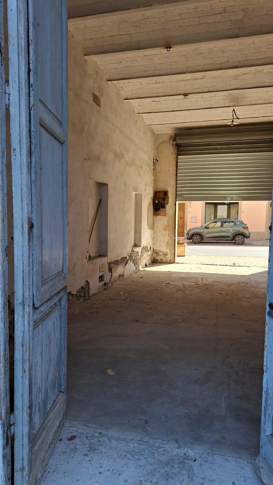 Box/Garage 85mq in vendita a Terricciola