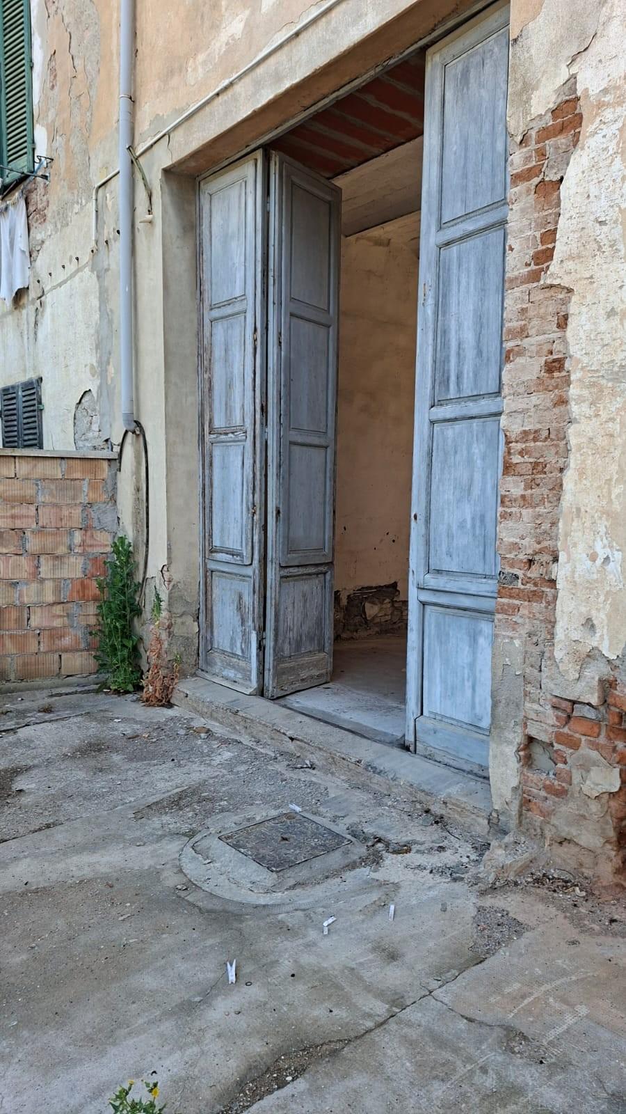 Box/Garage 85mq in vendita a Terricciola