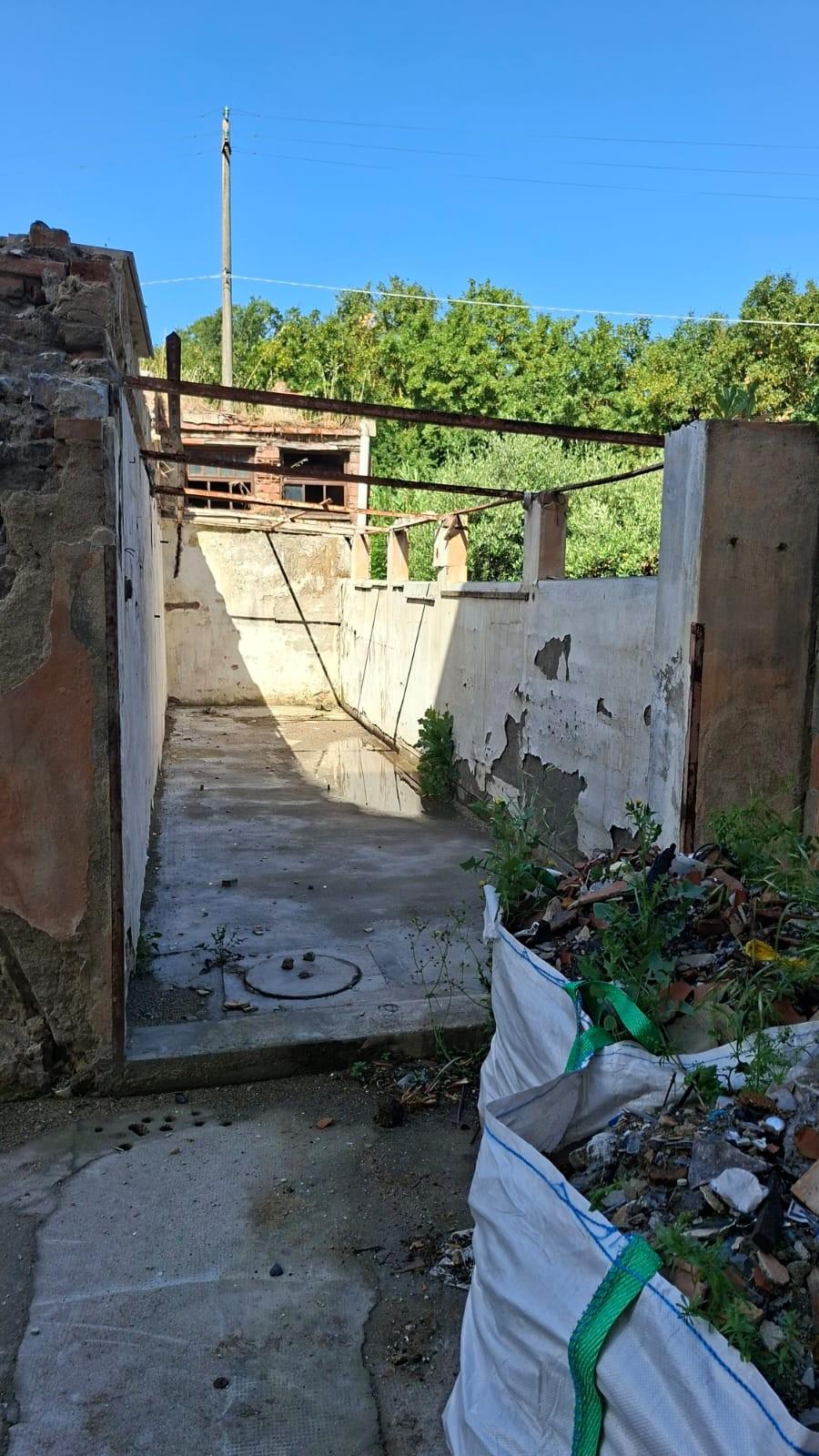 Box/Garage 85mq in vendita a Terricciola