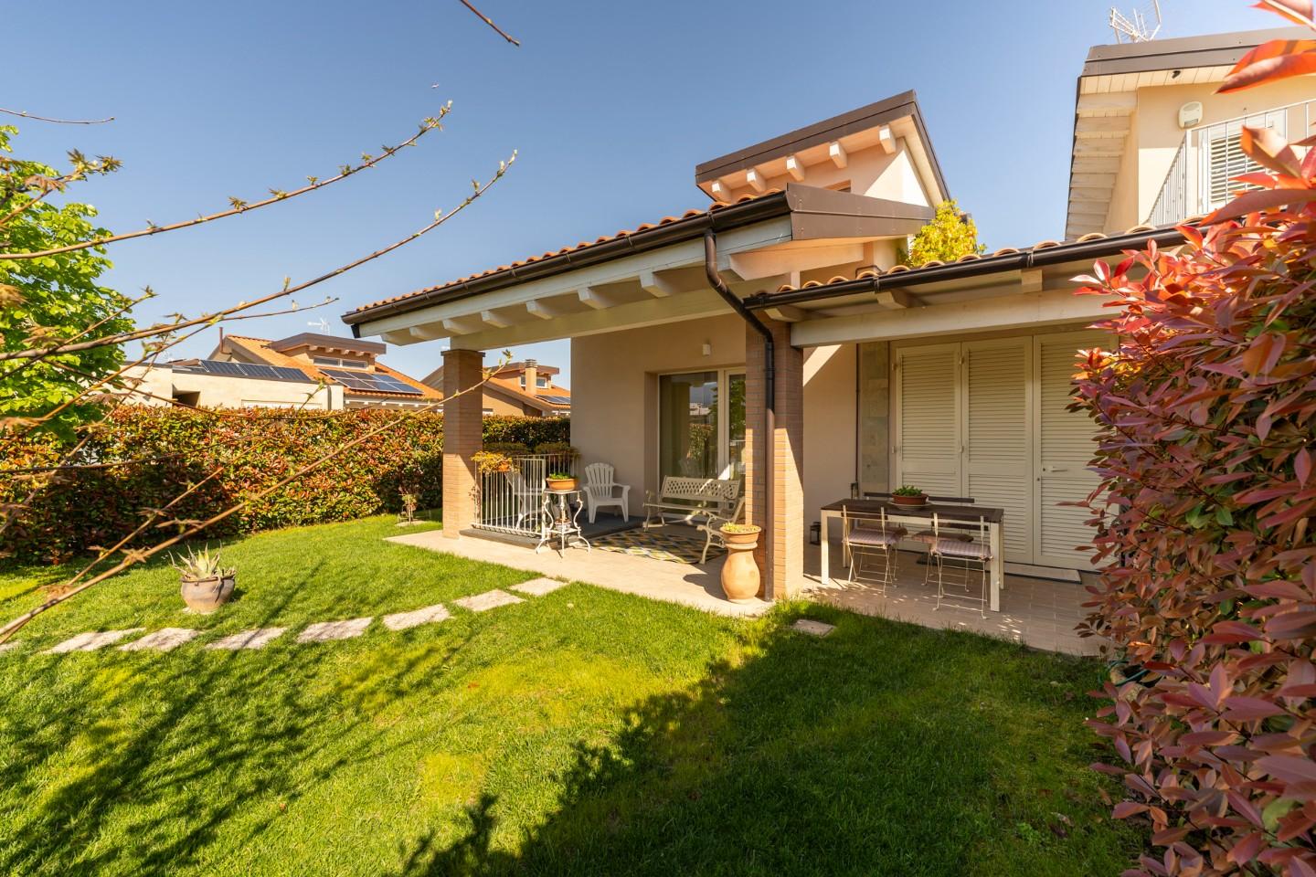 Villa Bifamiliare con giardino a Calcinaia