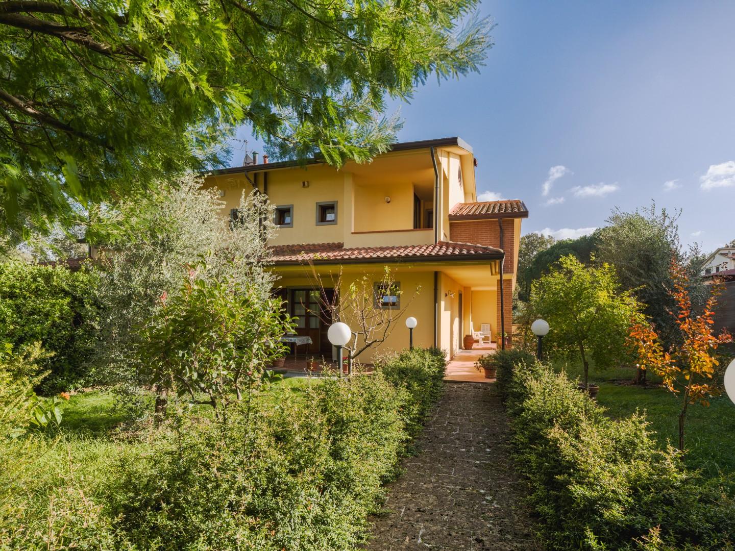 Villa Bifamiliare con giardino a Collesalvetti