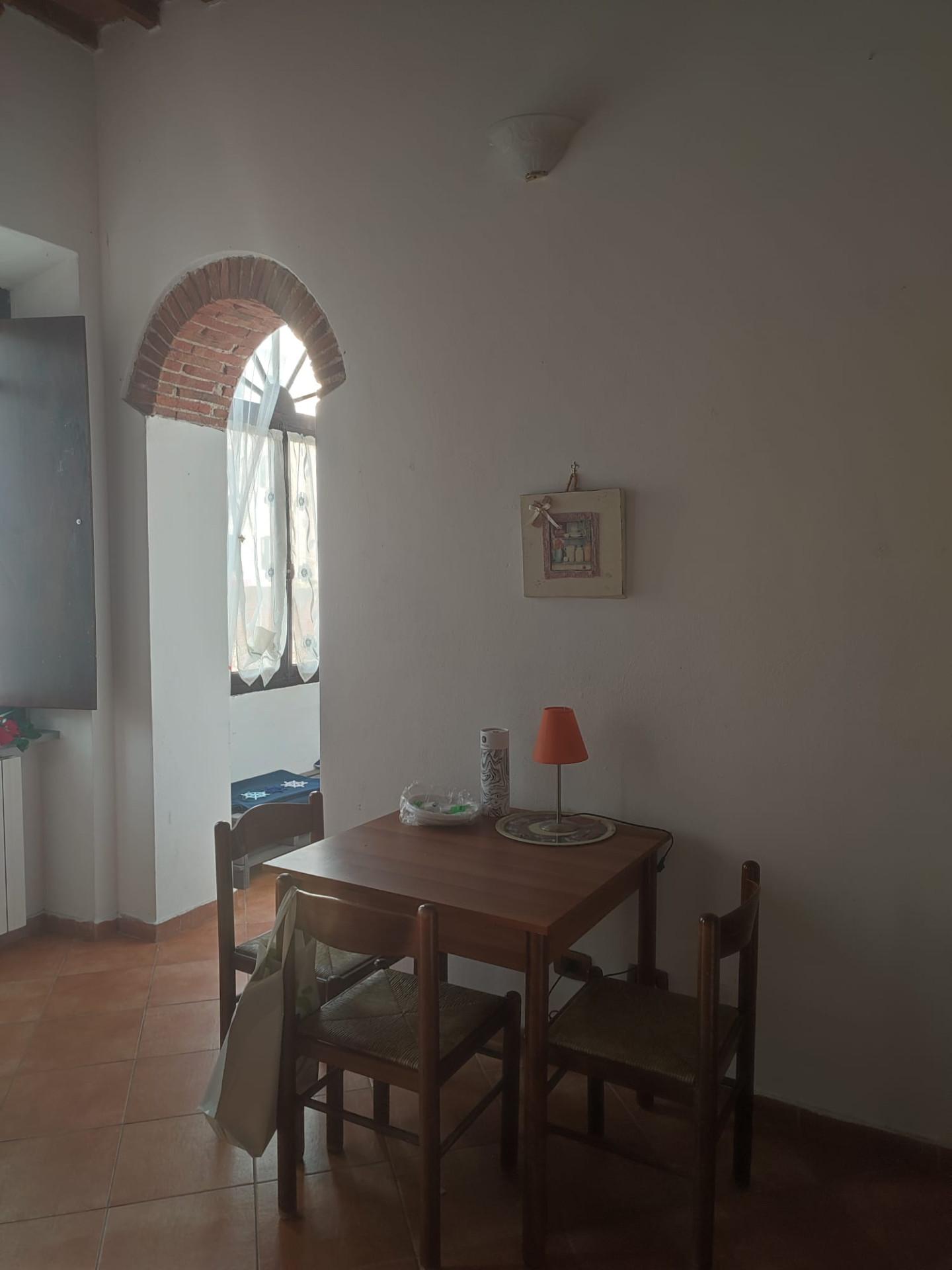 Monolocale arredato in affitto, Livorno centro