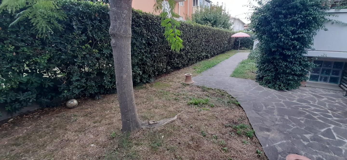 Appartamento con giardino, Cecina palazzaccio