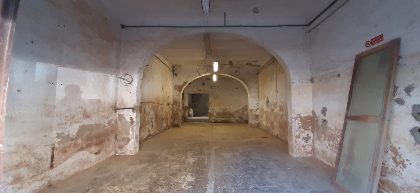Locale commerciale da ristrutturare a Cecina