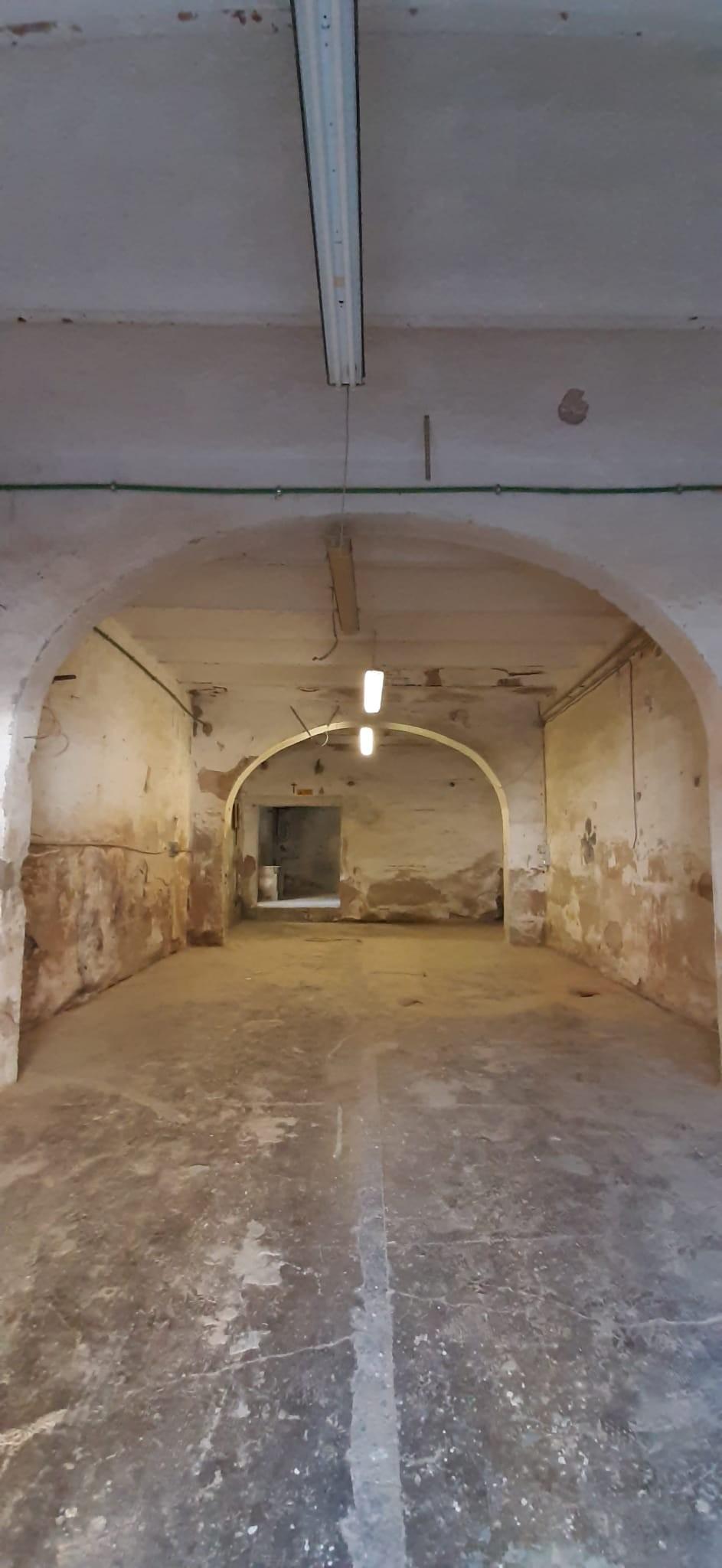 Locale commerciale da ristrutturare a Cecina