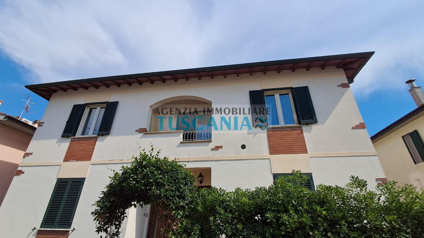 Villa Trifamiliari con terrazzo, Cecina marina