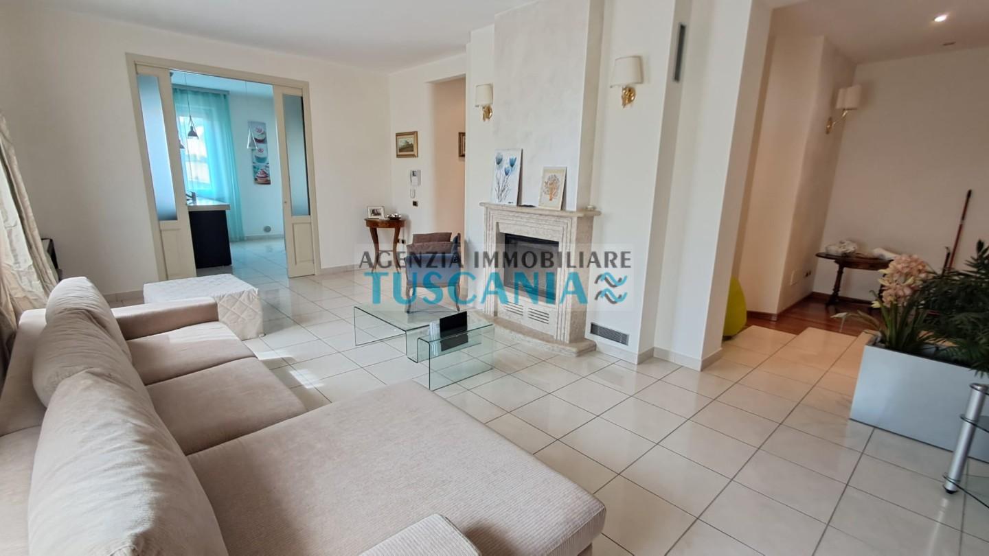 Villa Trifamiliari con terrazzo, Cecina marina