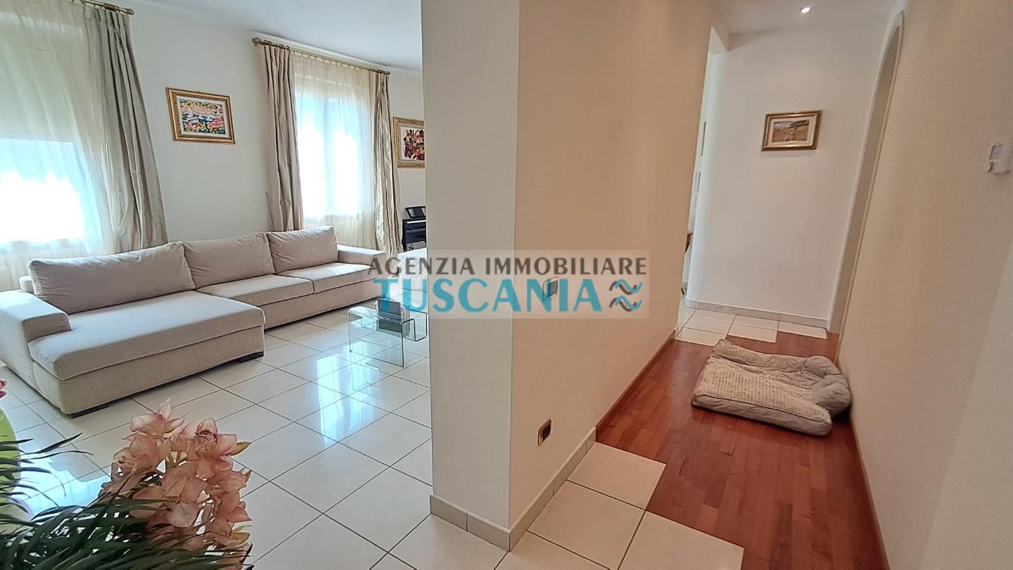 Villa Trifamiliari con terrazzo, Cecina marina