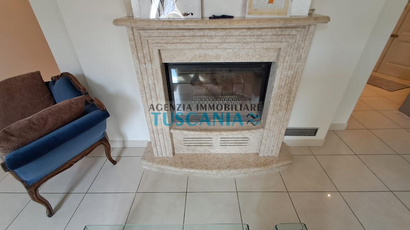 Villa Trifamiliari con terrazzo, Cecina marina