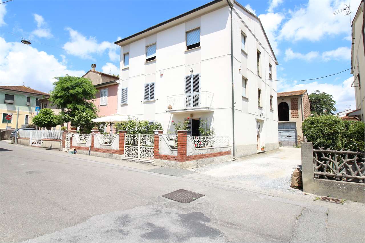 Casa indipendente con giardino, Buti cascine