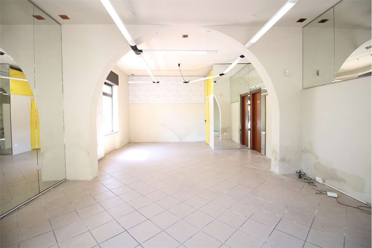 Negozio in vendita a Bientina