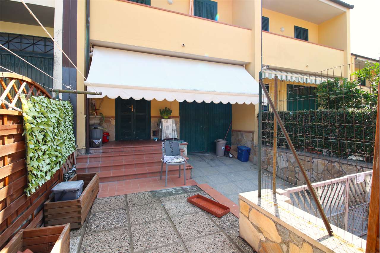 Villa con giardino, Buti cascine