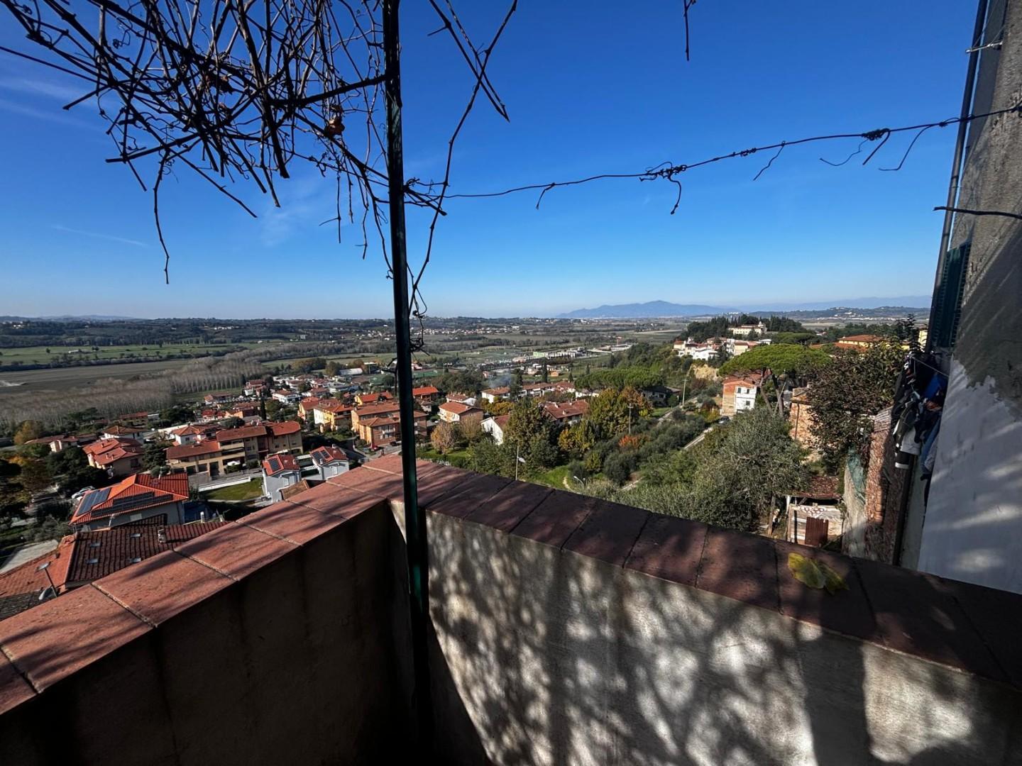 Trilocale con terrazzo a Peccioli