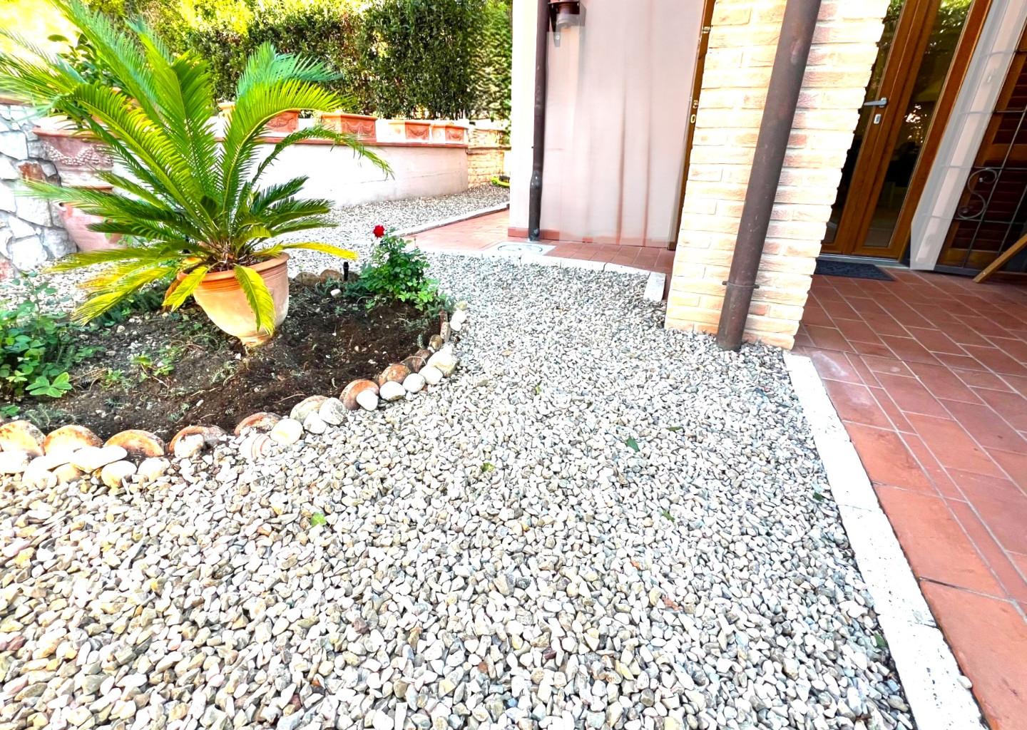 Villa con giardino, Lastra a Signa ginestra fiorentina