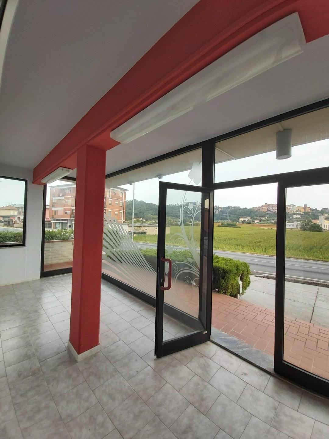 Locale commerciale in affitto a Santa Maria a Monte