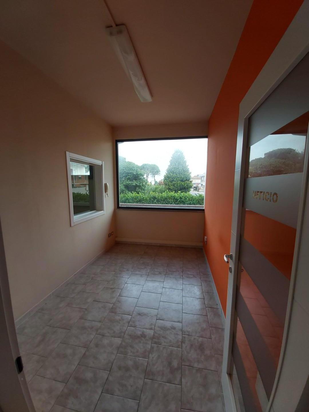 Locale commerciale in affitto a Santa Maria a Monte