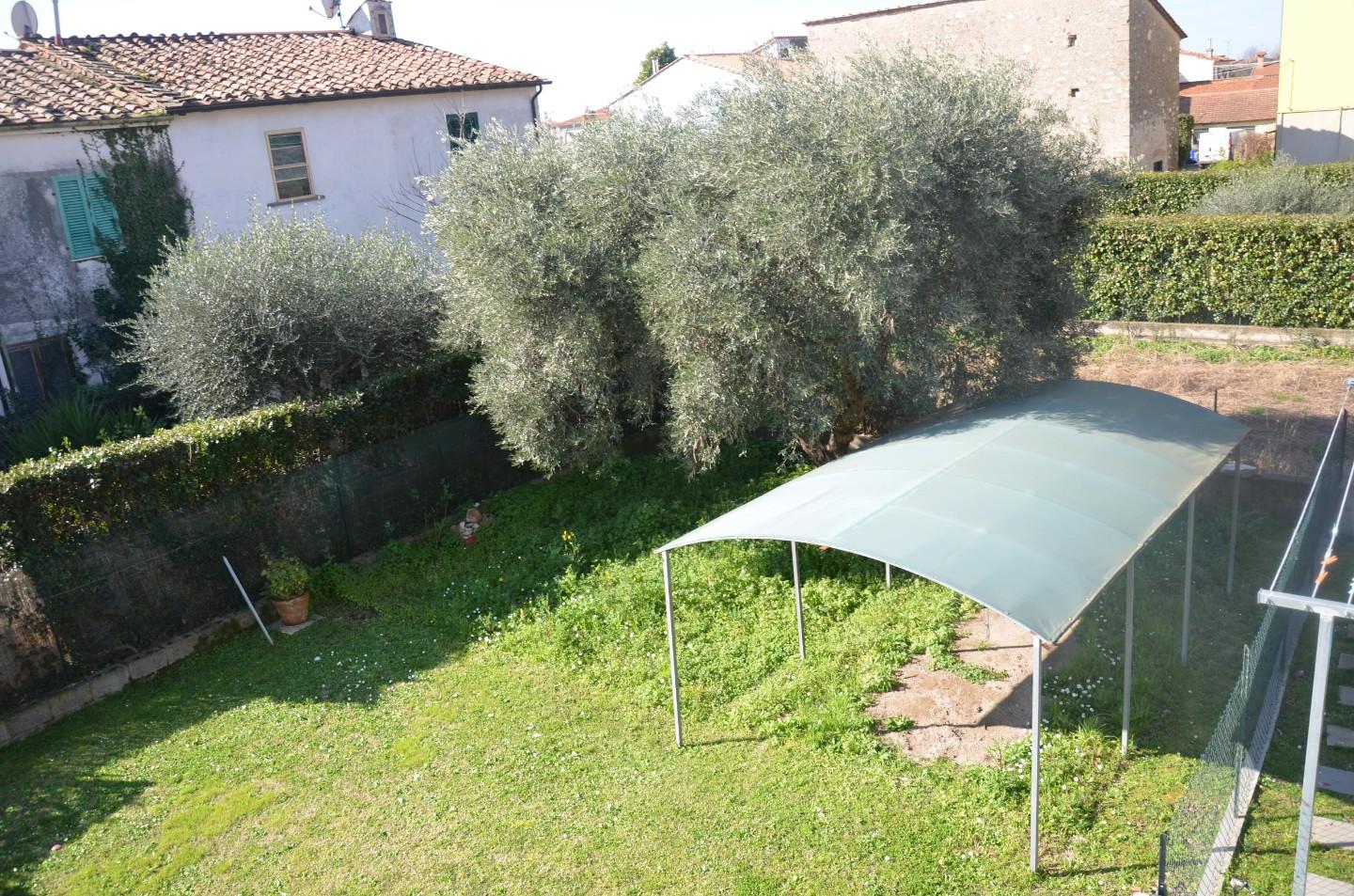 Villa con giardino a Vecchiano
