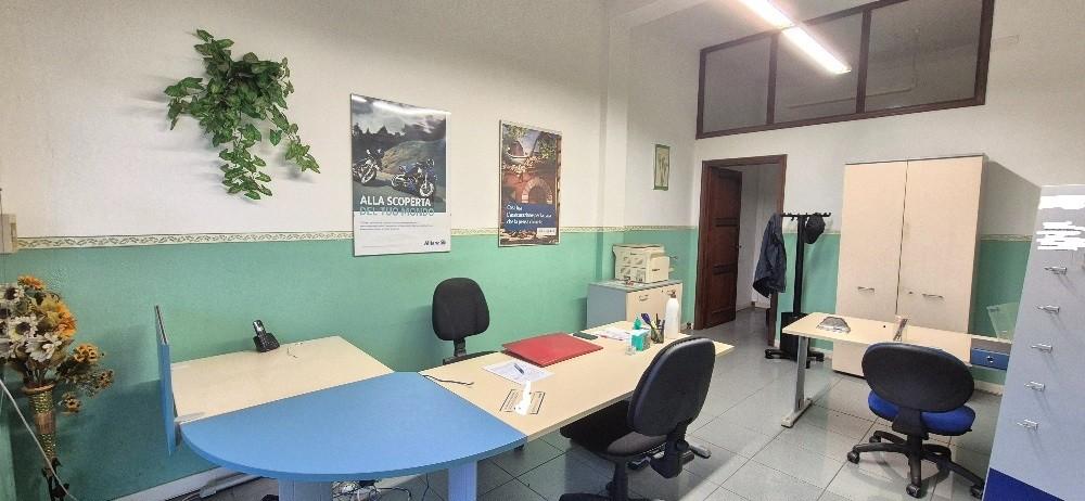 Locale commerciale in vendita a Cascina