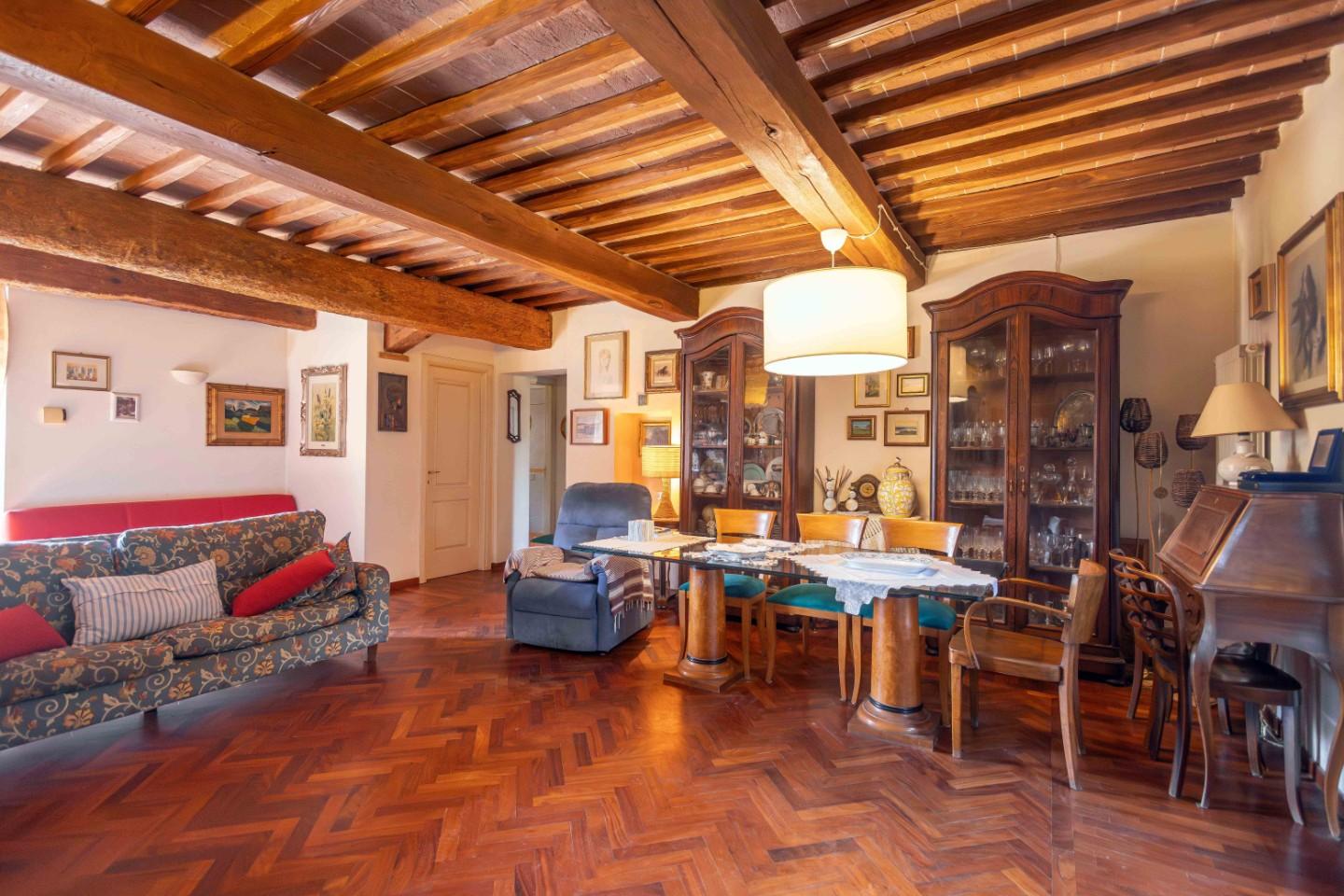 Rustico con giardino a Cascina