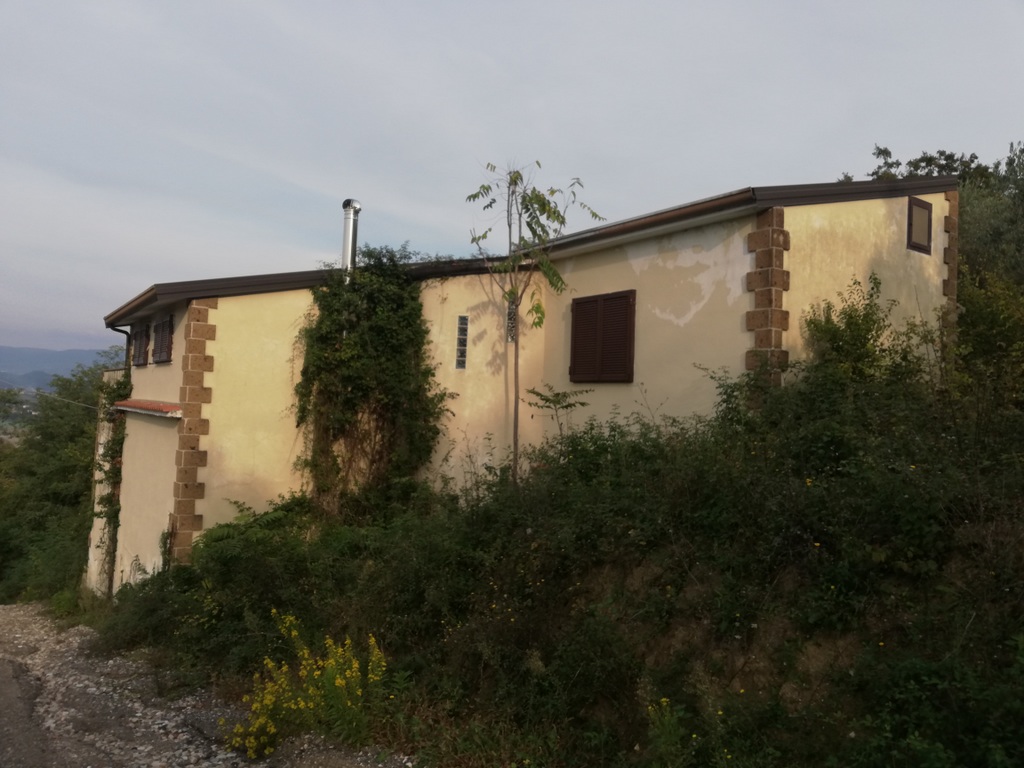 Villa in vendita a Ruviano in via montevergine - 01