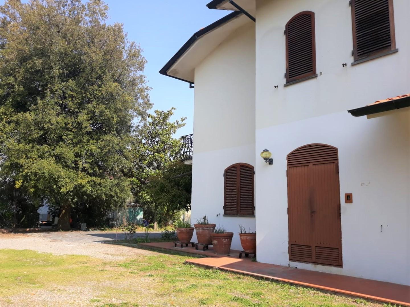 Villa con giardino a Cascina