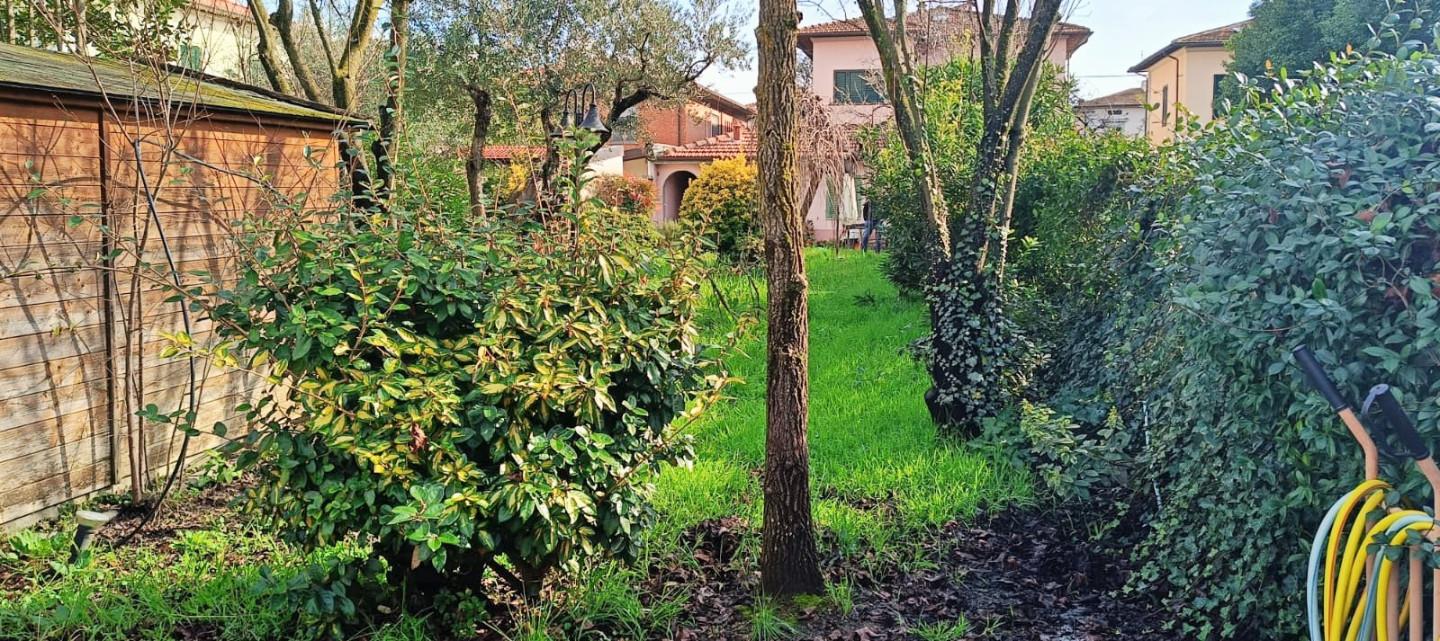 Villa con giardino, Pisa porta a lucca