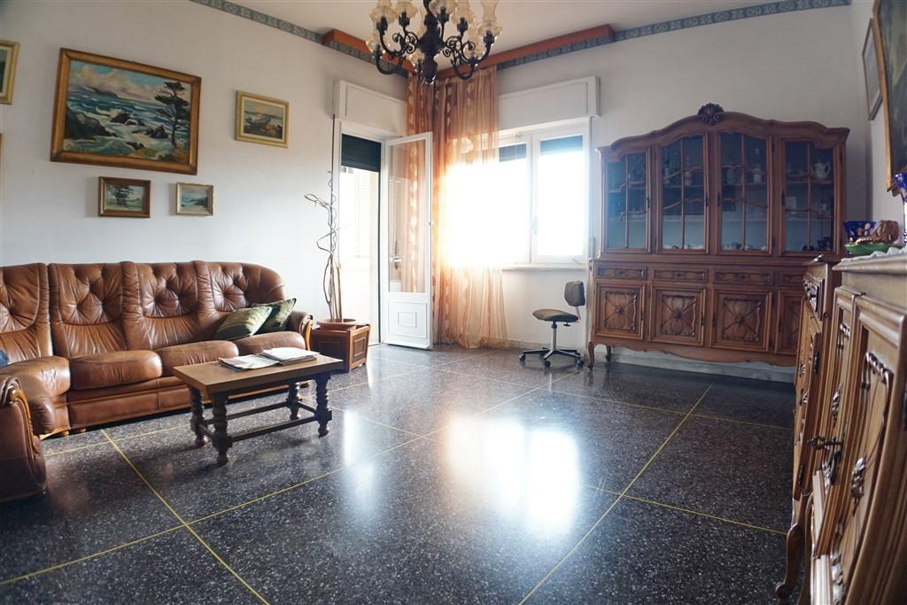 Appartamento con terrazzo, Massa centro