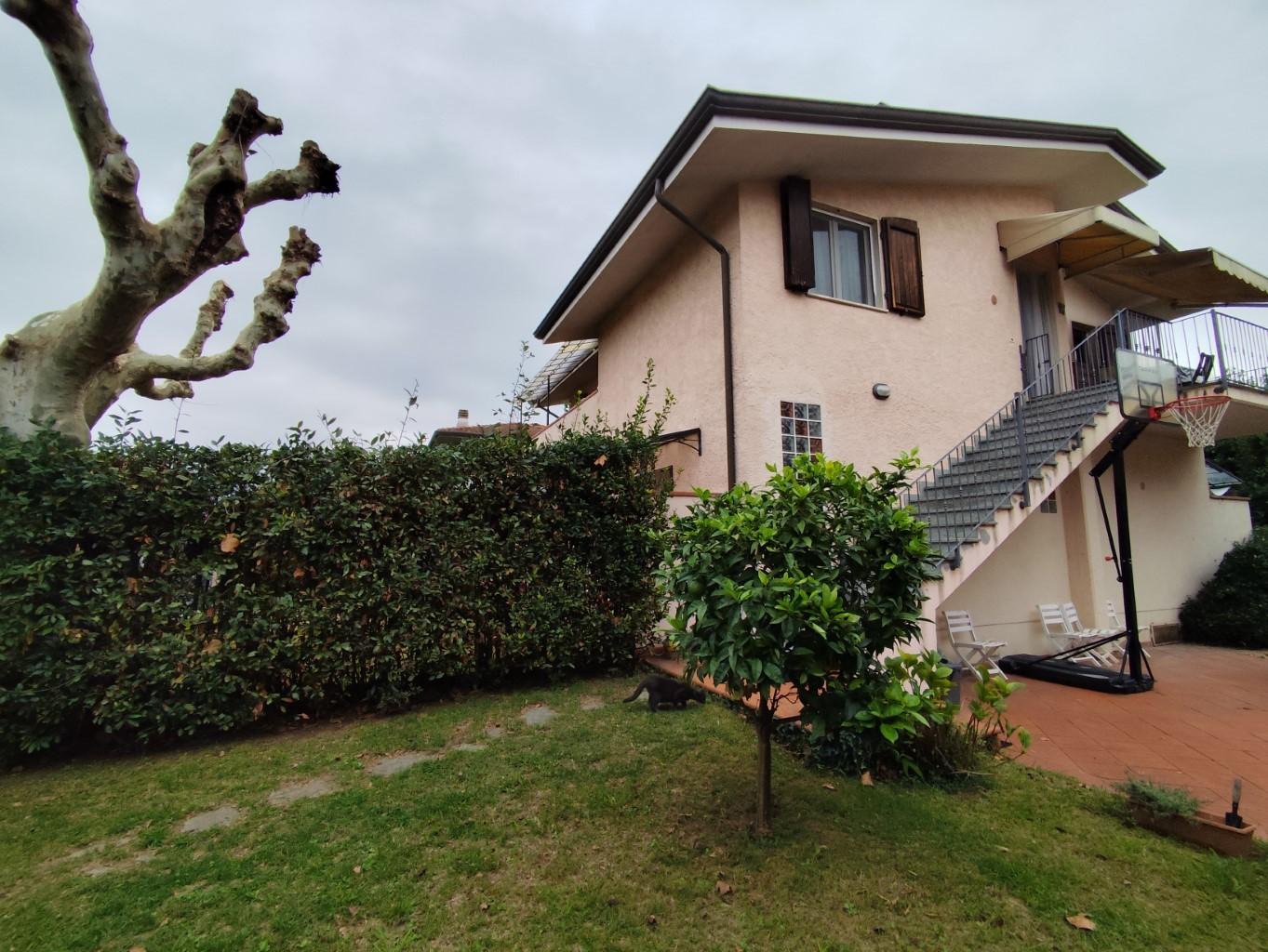 Villa Bifamiliare con giardino, Massa poveromo