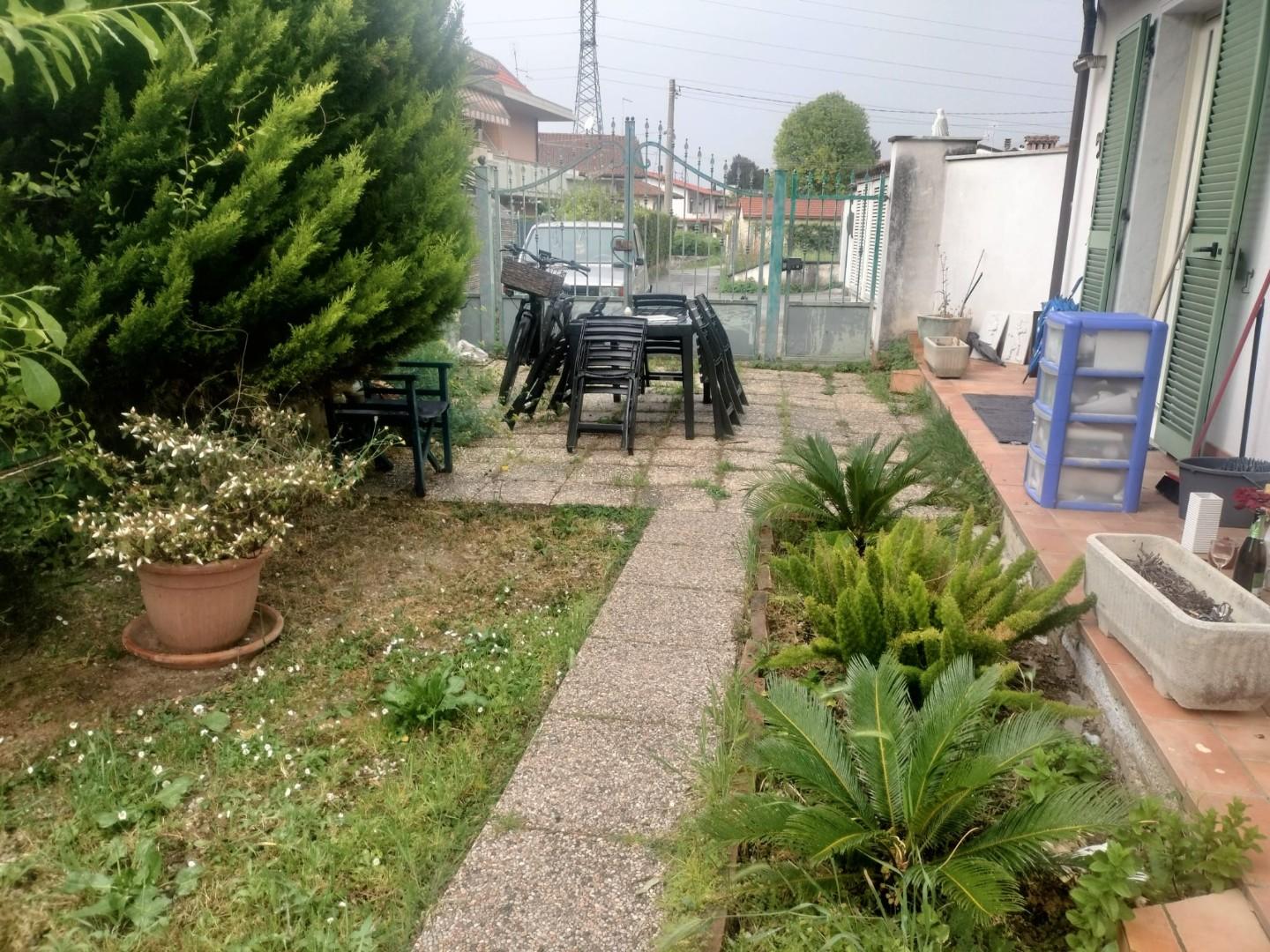 Casa indipendente con giardino a Massa