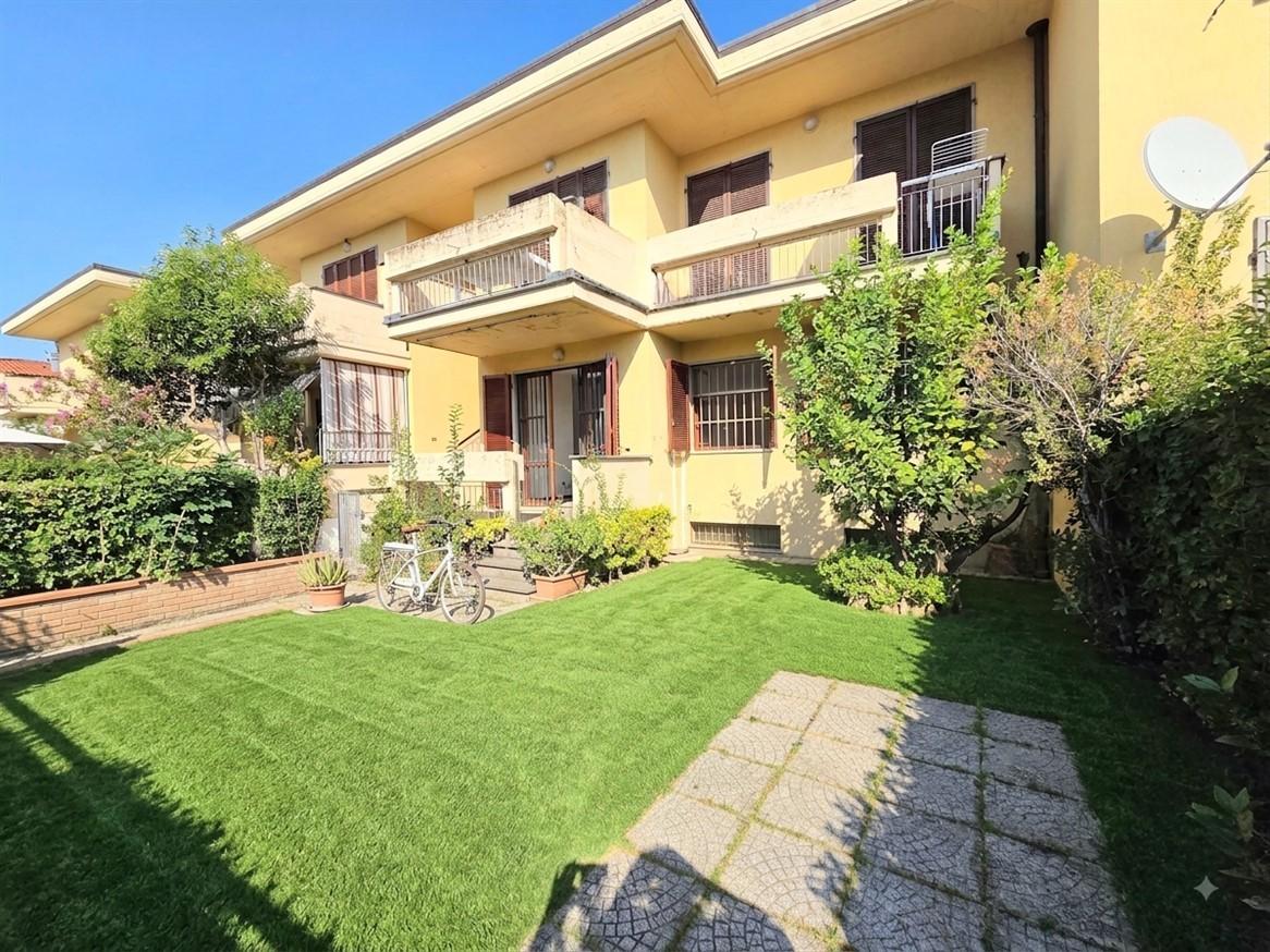 Trilocale con giardino, Massa marina di
