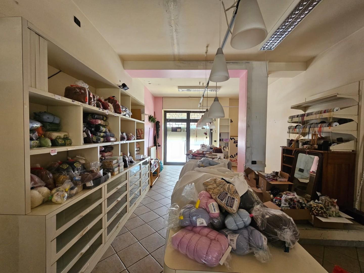 Locale commerciale in vendita, Massa marina di