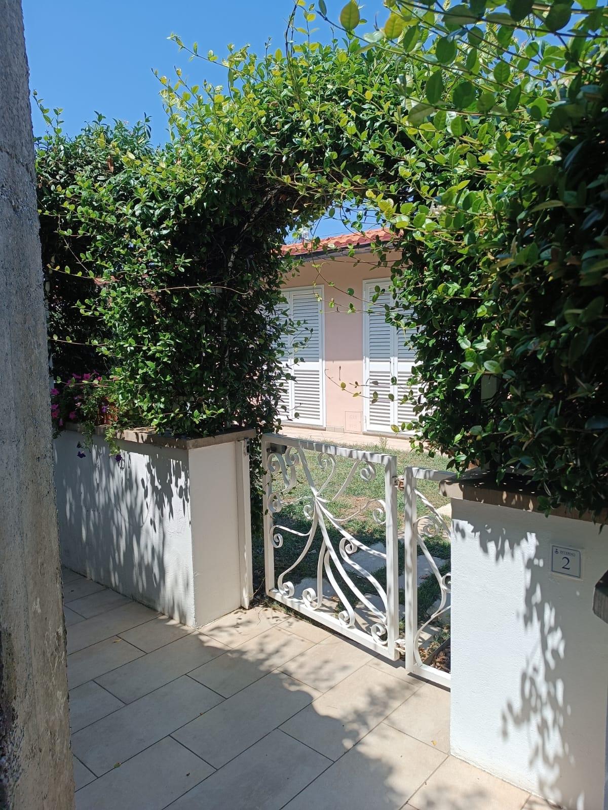 Villa con giardino, Livorno porta a terra