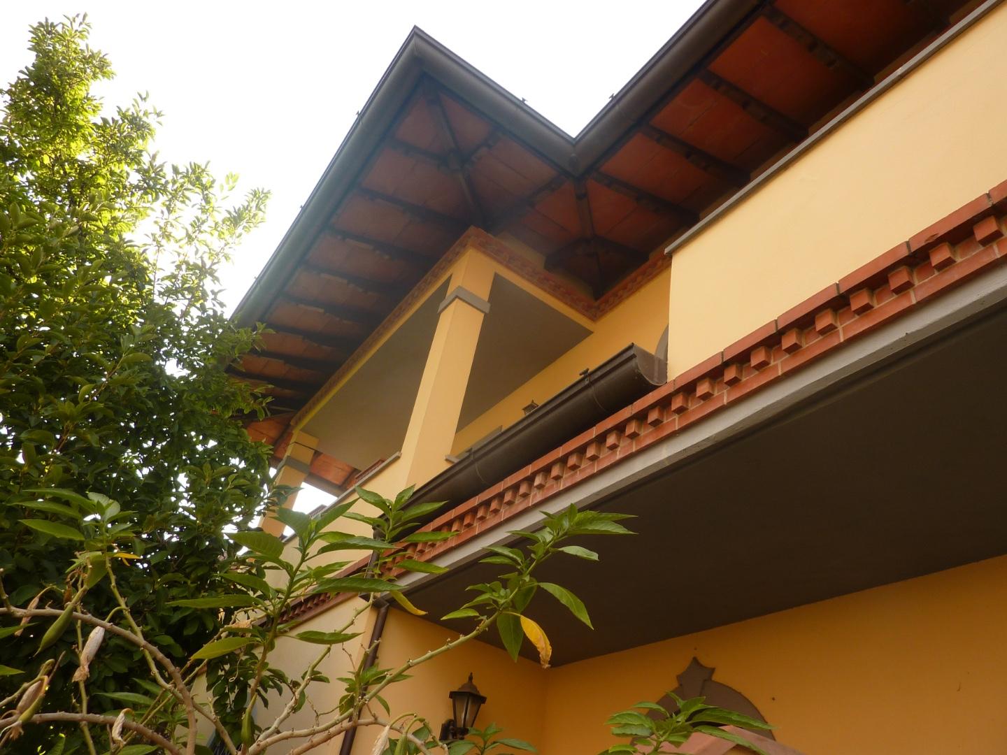 Villa Trifamiliari con giardino, Massa centro