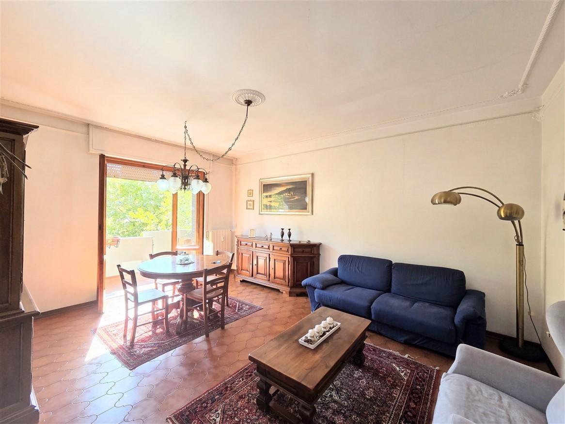 Appartamento con terrazzo, Massa zona viali