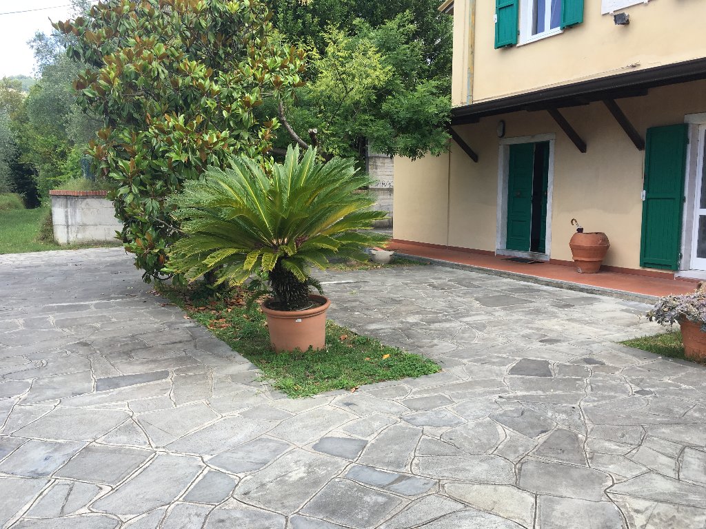 Casa indipendente con giardino, Carrara bonascola