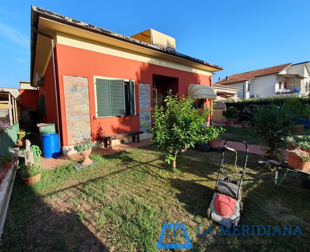 Casa indipendente con giardino, Massa e Cozzile margine coperta