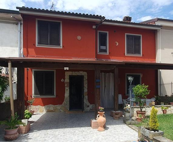 Casa indipendente con giardino a Larciano