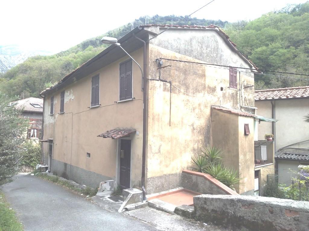 Casa indipendente con giardino, Carrara centro
