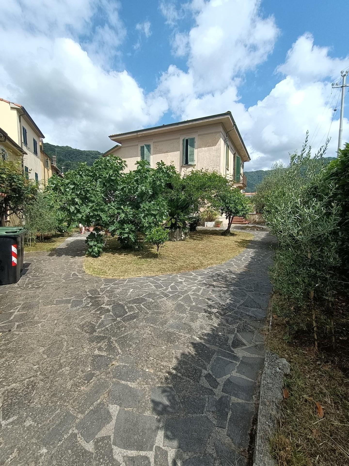Villa Bifamiliare con giardino, Carrara fossola