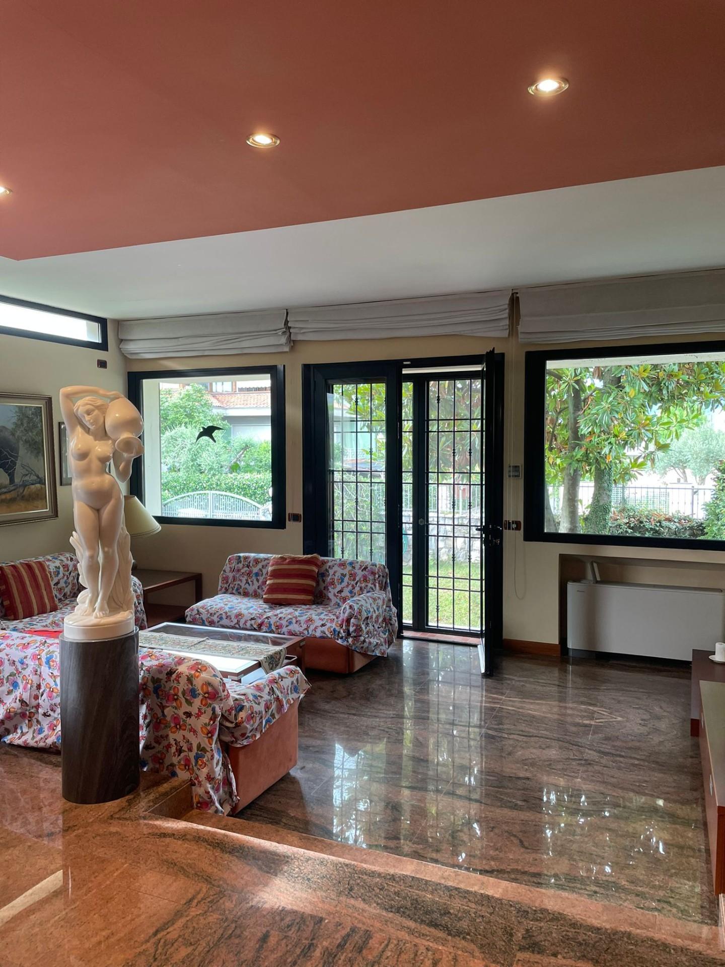 Villa Bifamiliare con giardino, Carrara marina di