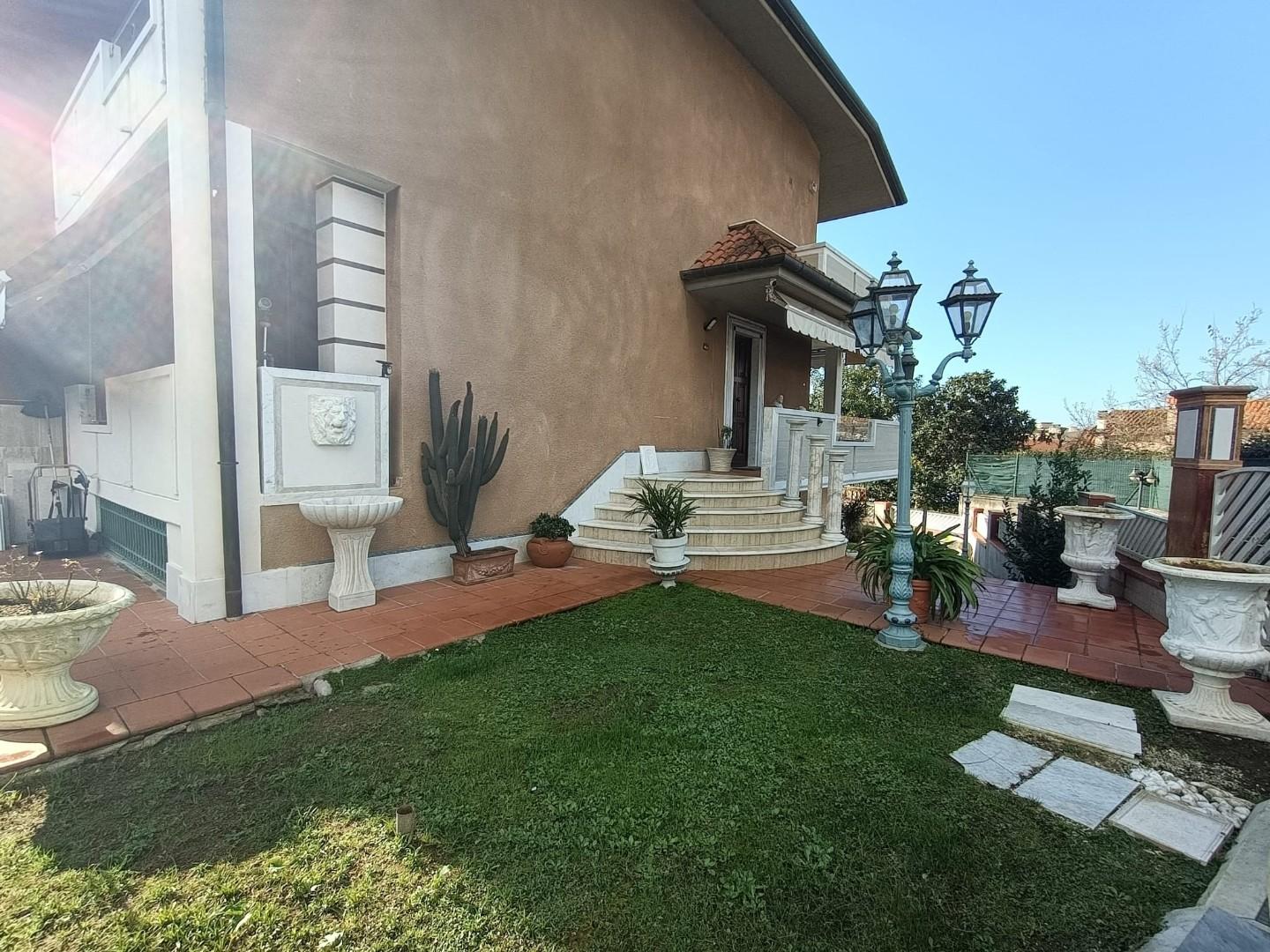 Villa Bifamiliare con giardino, Carrara bonascola