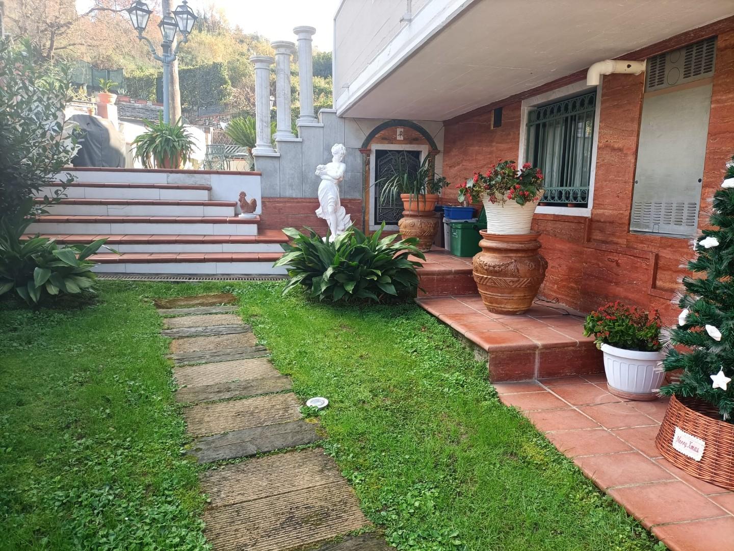 Villa Bifamiliare con giardino, Carrara bonascola