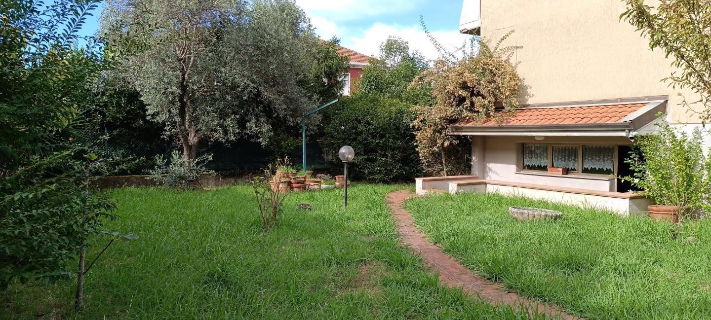 Casa indipendente con giardino, Carrara avenza